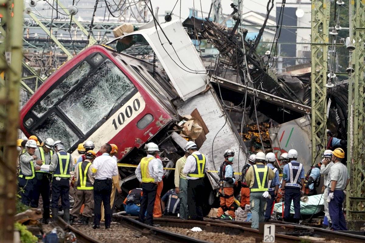 El tren expreso Keikyu se descarriló después de chocar con un camión en Yokohama, al sur de Tokio, el jueves 5 de septiembre de 2019. Decenas de personas resultaron heridas.