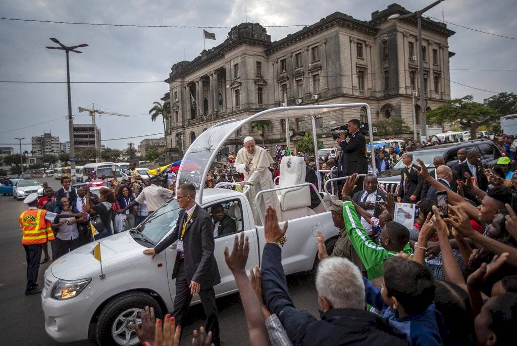 El Papa Francisco saluda a la multitud durante su viaje apostólico en Maputo, Mozambique, el jueves 5 de septiembre de 2019.