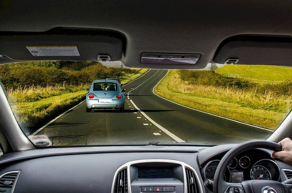Conducir. Velocidad. Auto. Carretera.