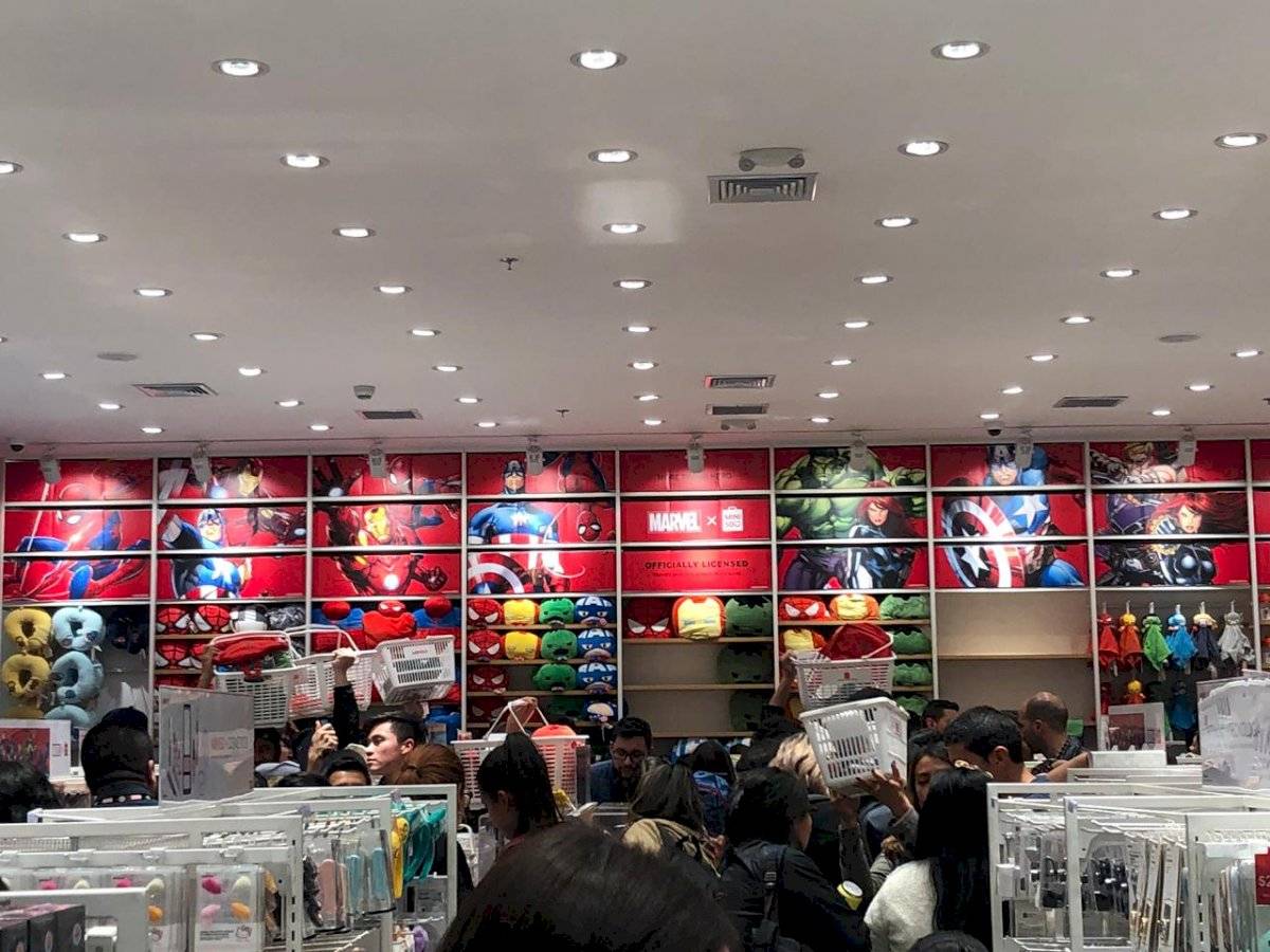 Más de 500 personas se reunieron y esperaron atentamente la apertura de las tiendas para poder adquirir dichos productos