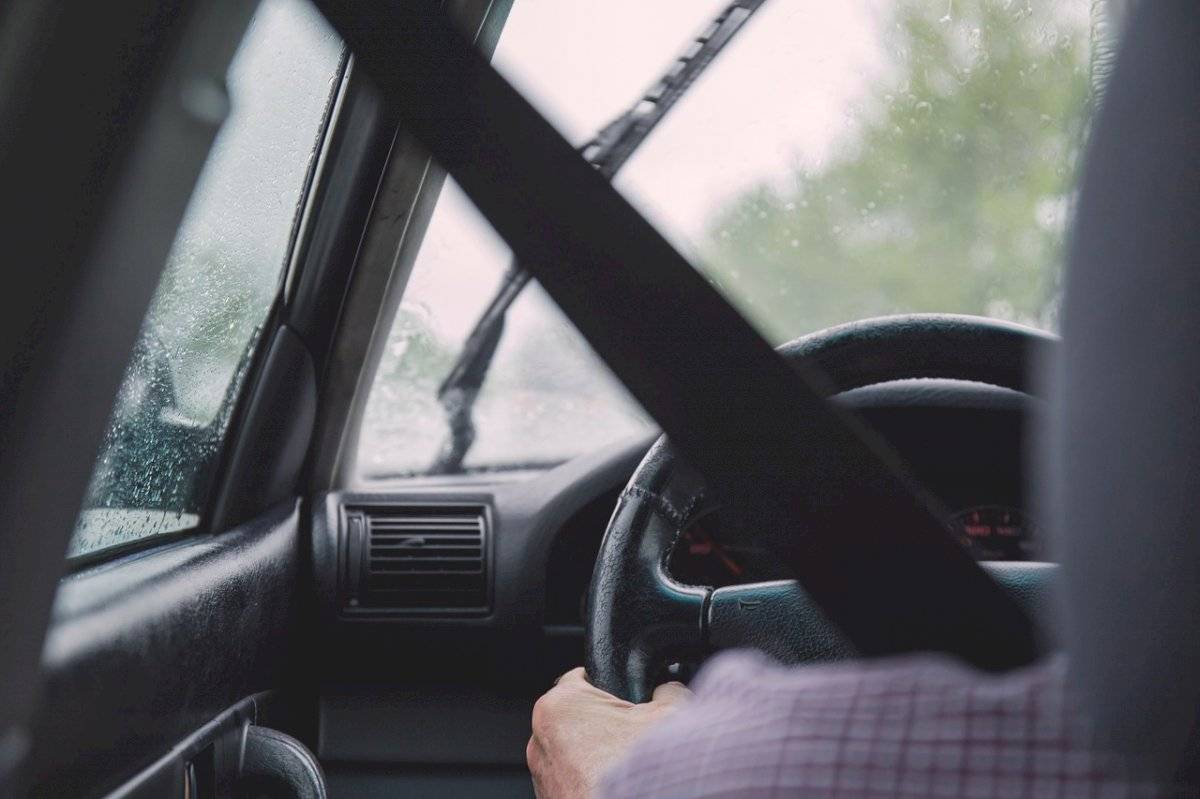 Conducir. Velocidad. Auto. Carretera. Lluvia.