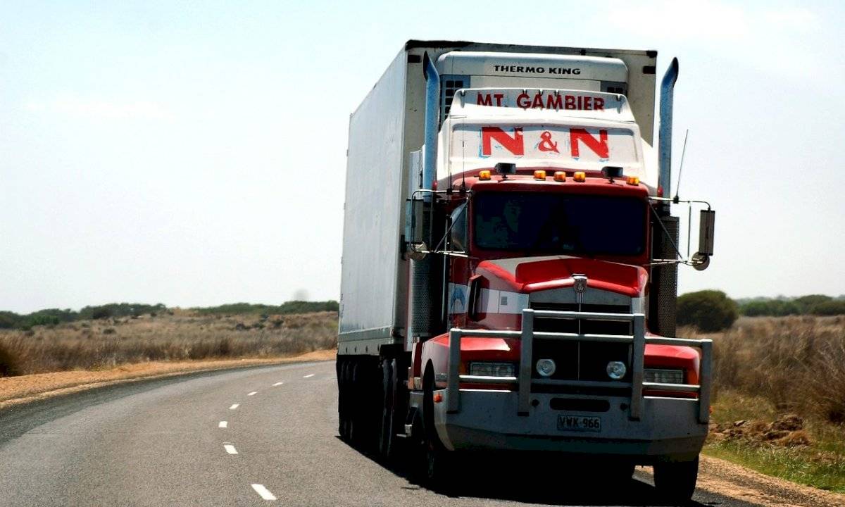 Conducir. Velocidad. Auto. Carretera. Trailer.