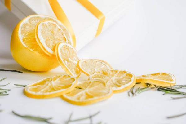 como tomar agua con limon para quemar grasa