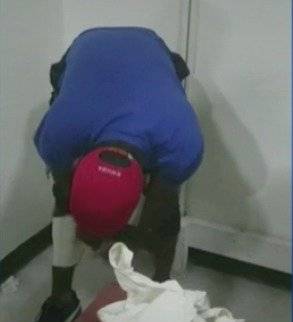 Hombre intentó viajar con droga amarrada con cinta a sus piernas