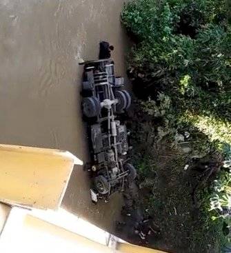 Camión lleno de Policías del Esmad se sale de la vía y termina en un río