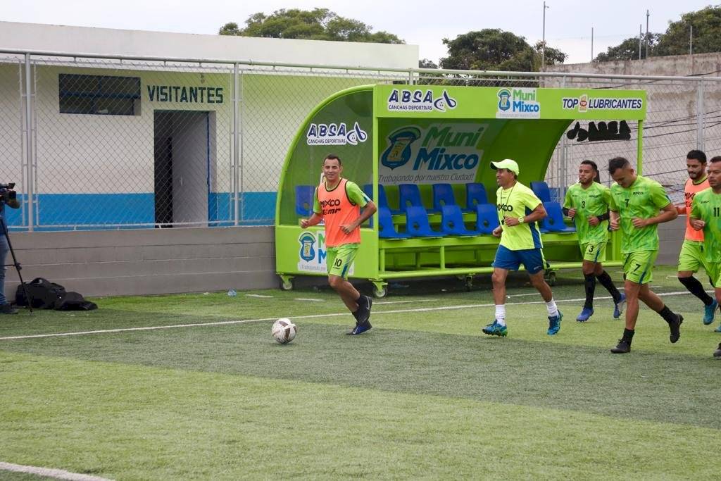 Marco Pappa entrena con Mixco