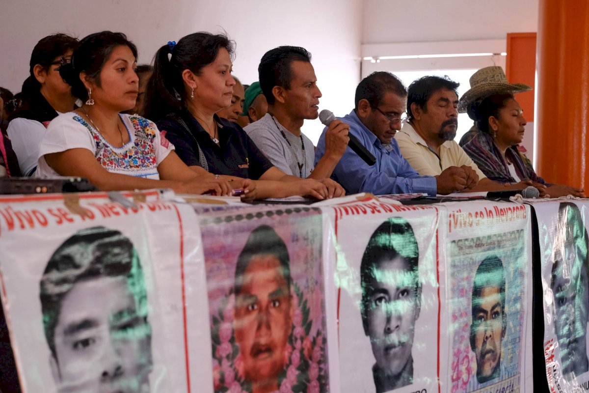 Padres de los 43 estudiantes normalistas desaparecidos.