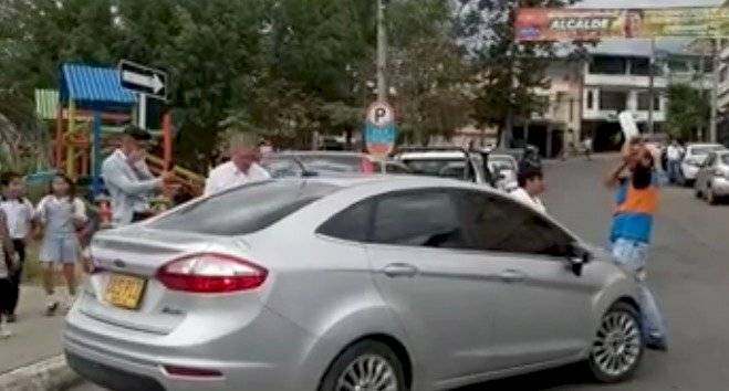 Conductor le roció gas pimienta a hombre que le cobró 2000 pesos por cuidarle el carro