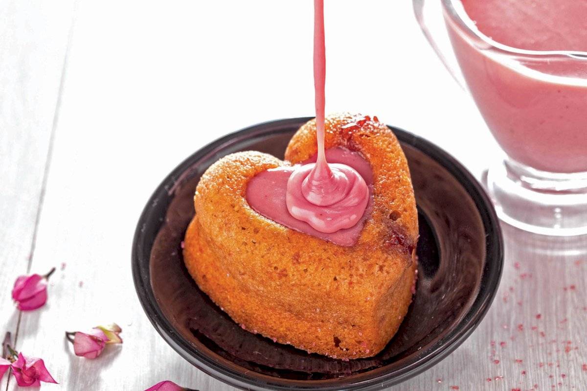 Financier com calda Ruby, na Pati Piva