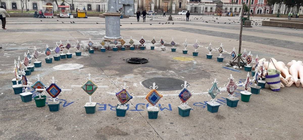 cruces de monumento para víctimas de incendio en el Hogar Seguro