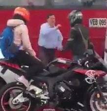 Fuerte pelea entre motociclista y conductor de vehículo particular generó caos vial en Bogotáhttps://www.publimetro.co/co/noticias/2019/09/14/rescatan-tres-gallinas-por-presunto-abuso-sexual-en-bogota.html