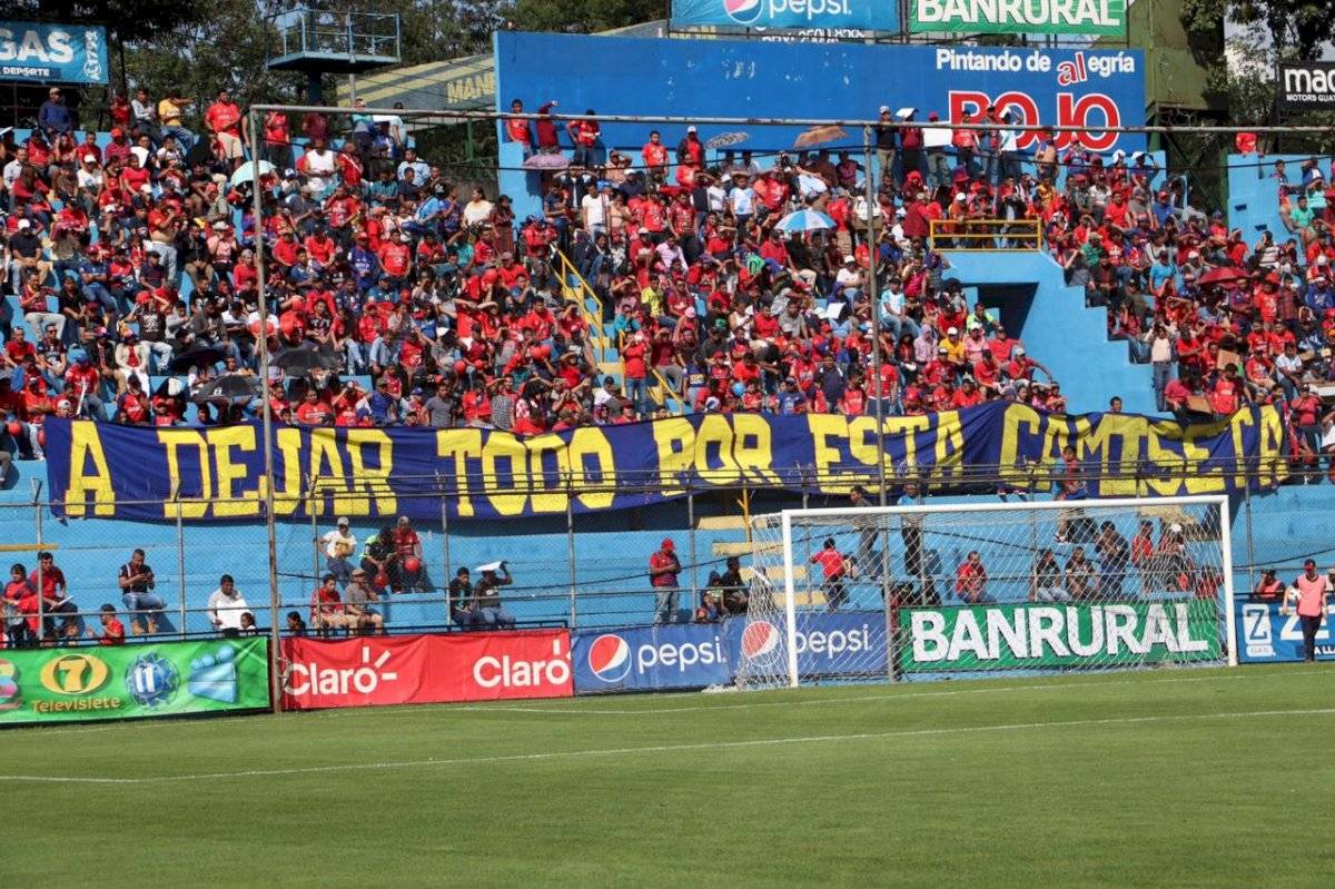 Flamita, la mascota de Municipal estuvo presente en el estadio rojo