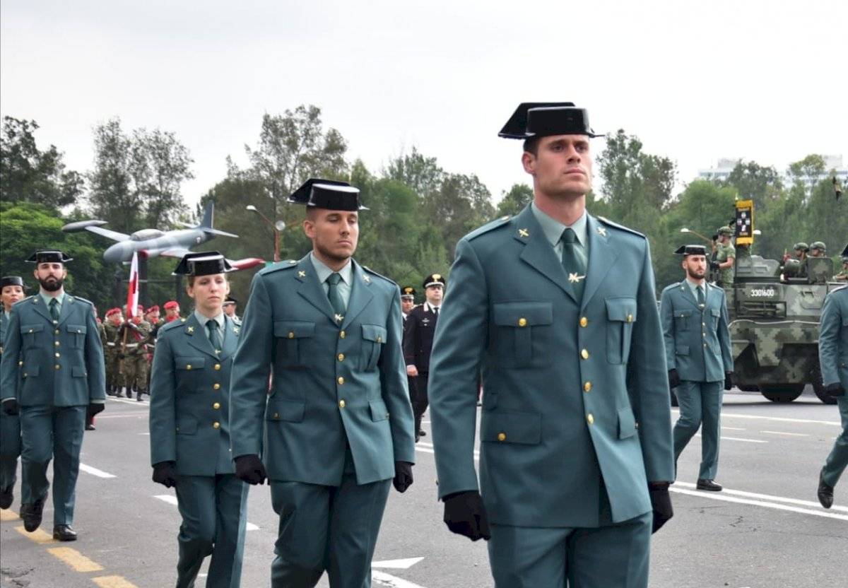 Contingentes extranjeros desfile