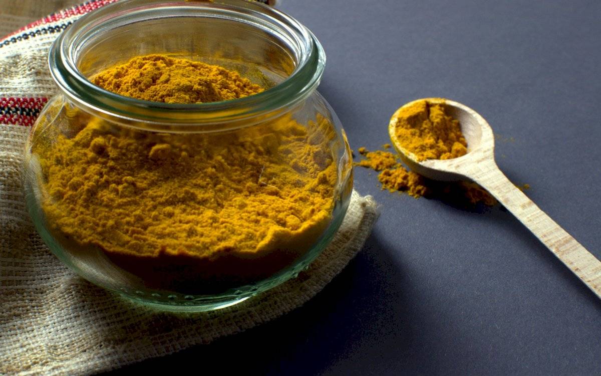 Té de cúrcuma para combatir la caída del cabello