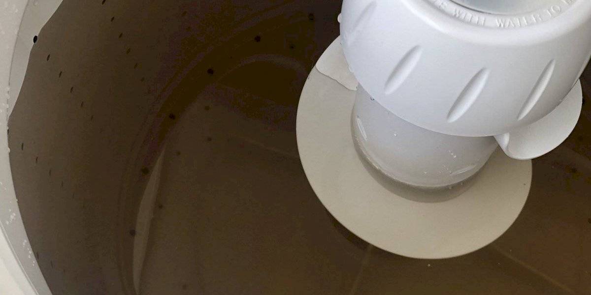 Abonados AAA reportan agua con color extraño en zona metro