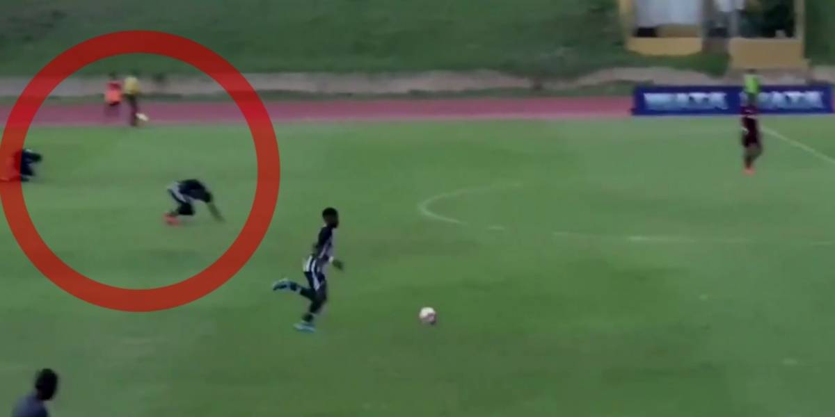 #VIDEO Rayo cae sobre dos jugadores en pleno partido