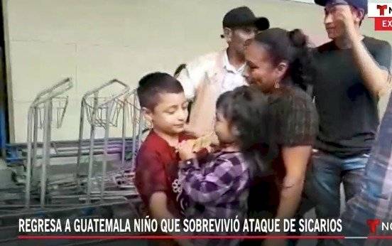 Niño migrante guatemalteco regresa al país.