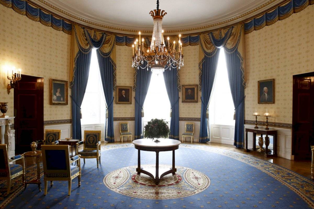 Muebles restaurados en la Habitación Azul de la Casa Blanca en Washington.