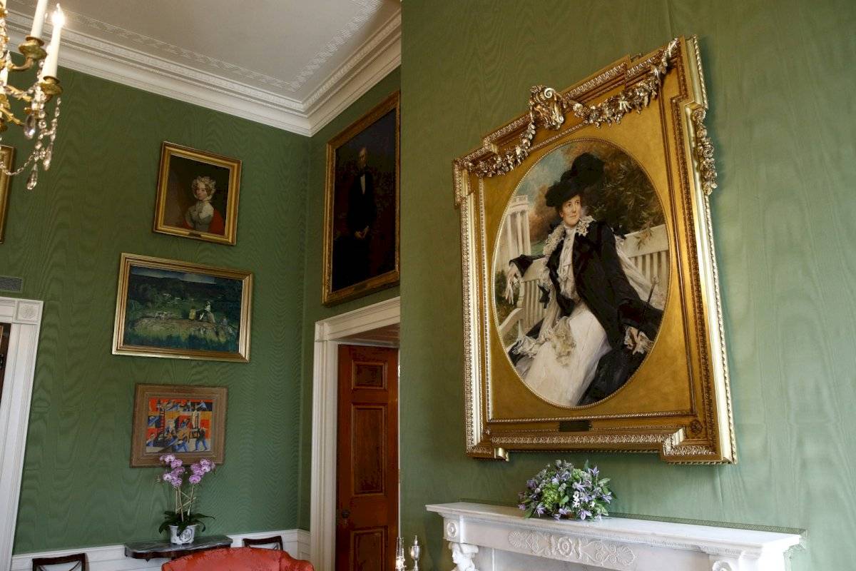 Retrato de la ex primera dama Edith Roosevelt, esposa del presidente Theodore Roosevelt, en la Sala Verde de la Casa Blanca en Washington.
