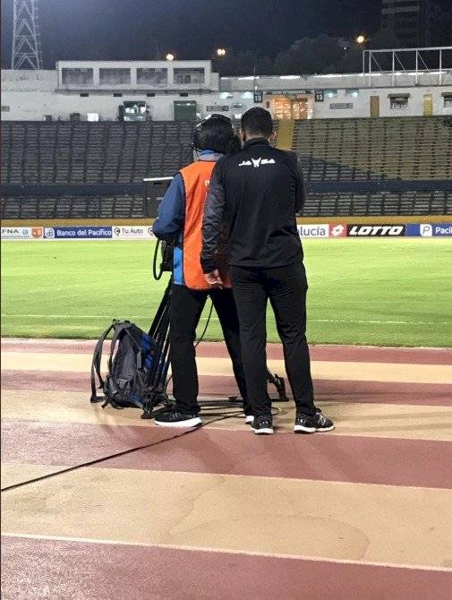 Javier Colcha miró en una camara de television la jugada para anular un penal para Técnico Universitario