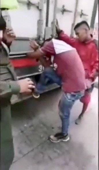 Hombre quedó con una mano aplastada por las compuertas de un camión cuando intentó colgarse del vehículo
