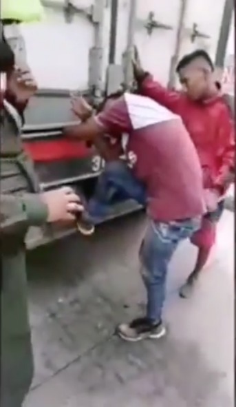 Hombre quedó con una mano aplastada por las compuertas de un camión cuando intentó colgarse del vehículo