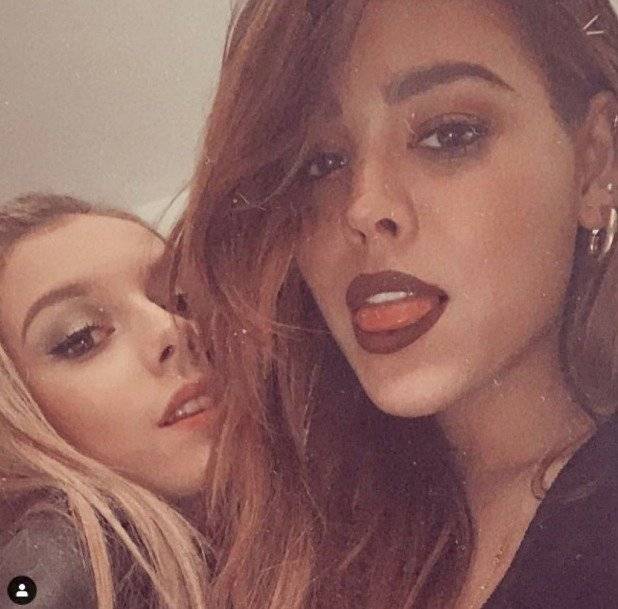 Danna Paola y Ester Expósito