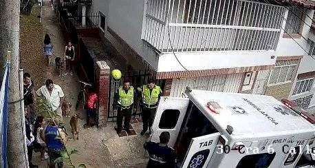Mujer rodó por las escaleras por evitar un atraco