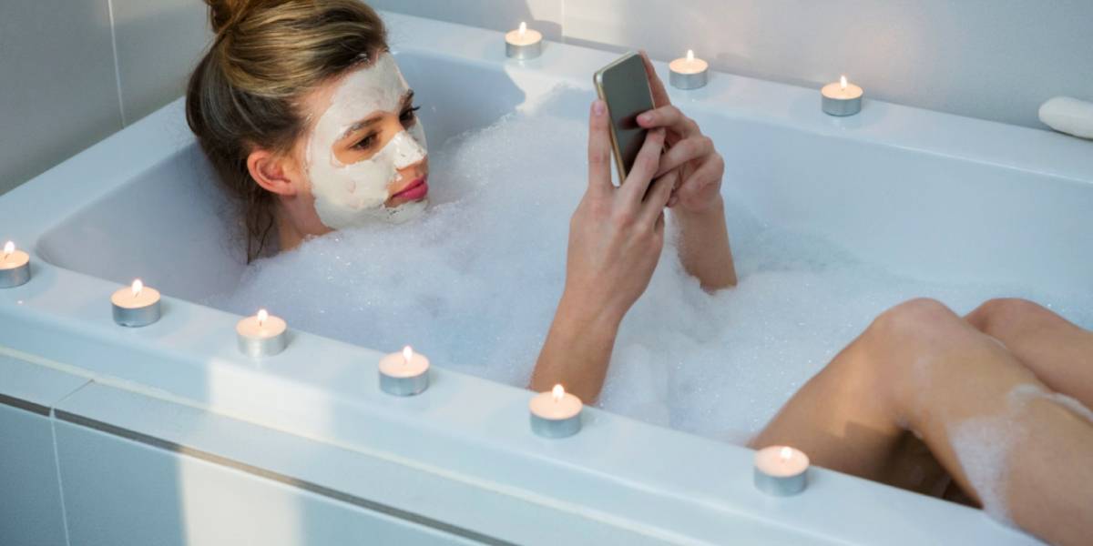Rusia: Joven de 26 años muere electrocutada en la bañera gracias a su smartphone