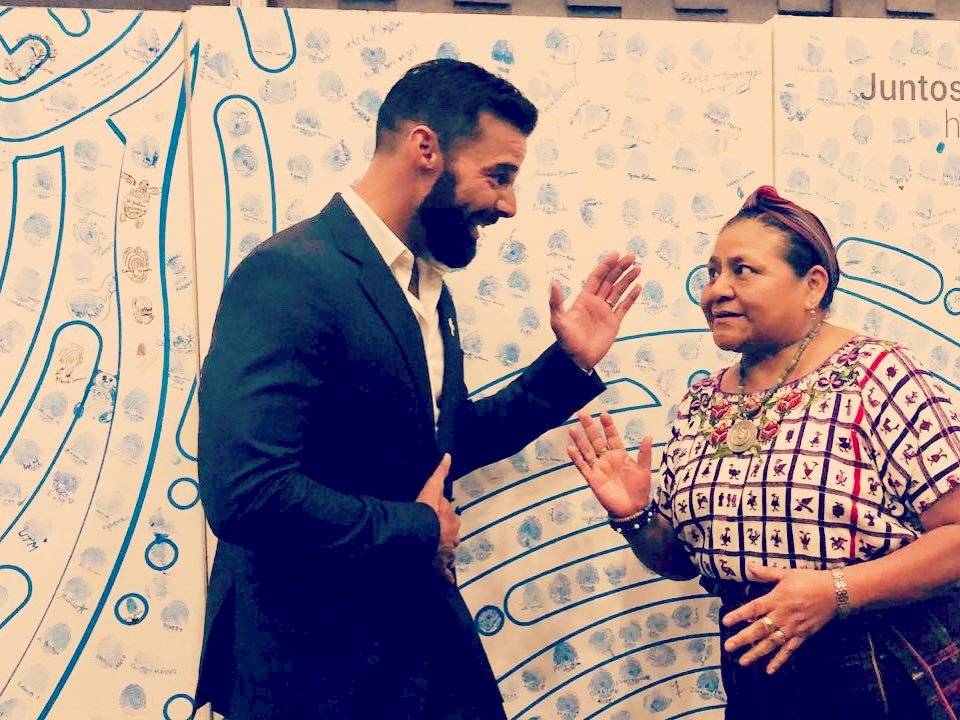 Ricky Martin y Rigoberta Menchú