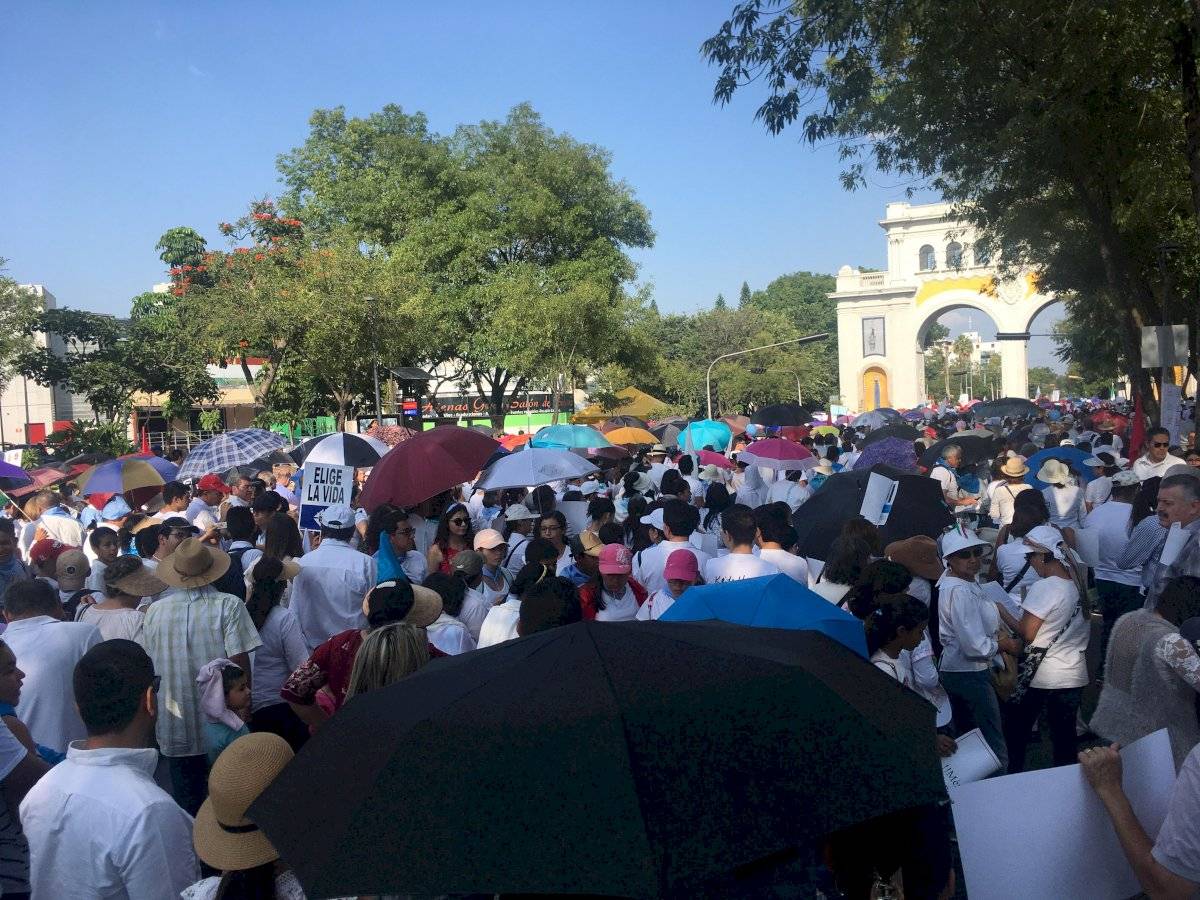 Grupos pro y contra el aborto se confrontan durante movilización en Guadalajara