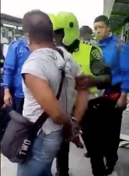 Hombre propinó brutal ataque a conductor que le reclamó por colarse en sistema masivo de transporte