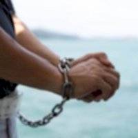 Arrestan a hombre por amenazar de muerte a su pareja