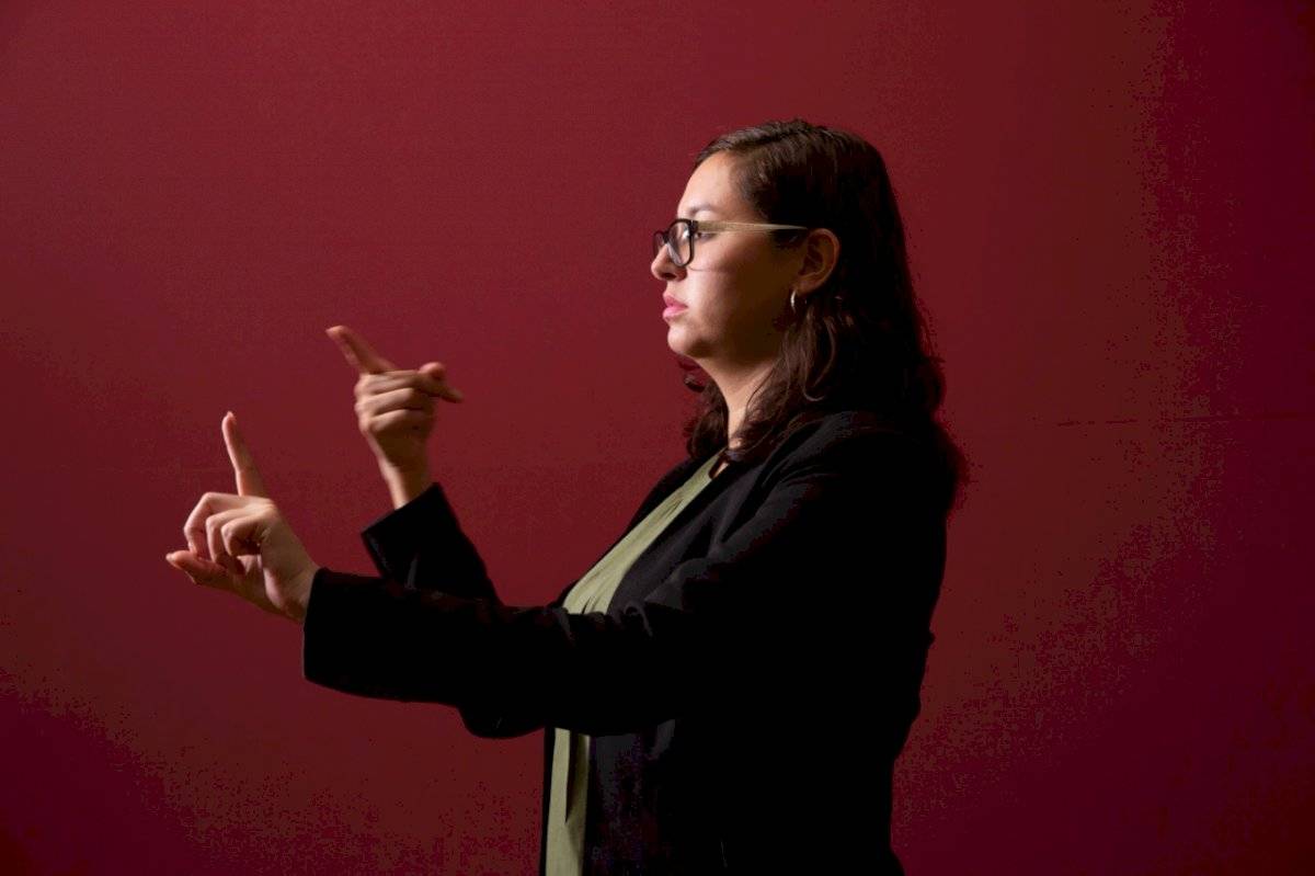 Laura Álvarez, intérprete de las mañaneras.