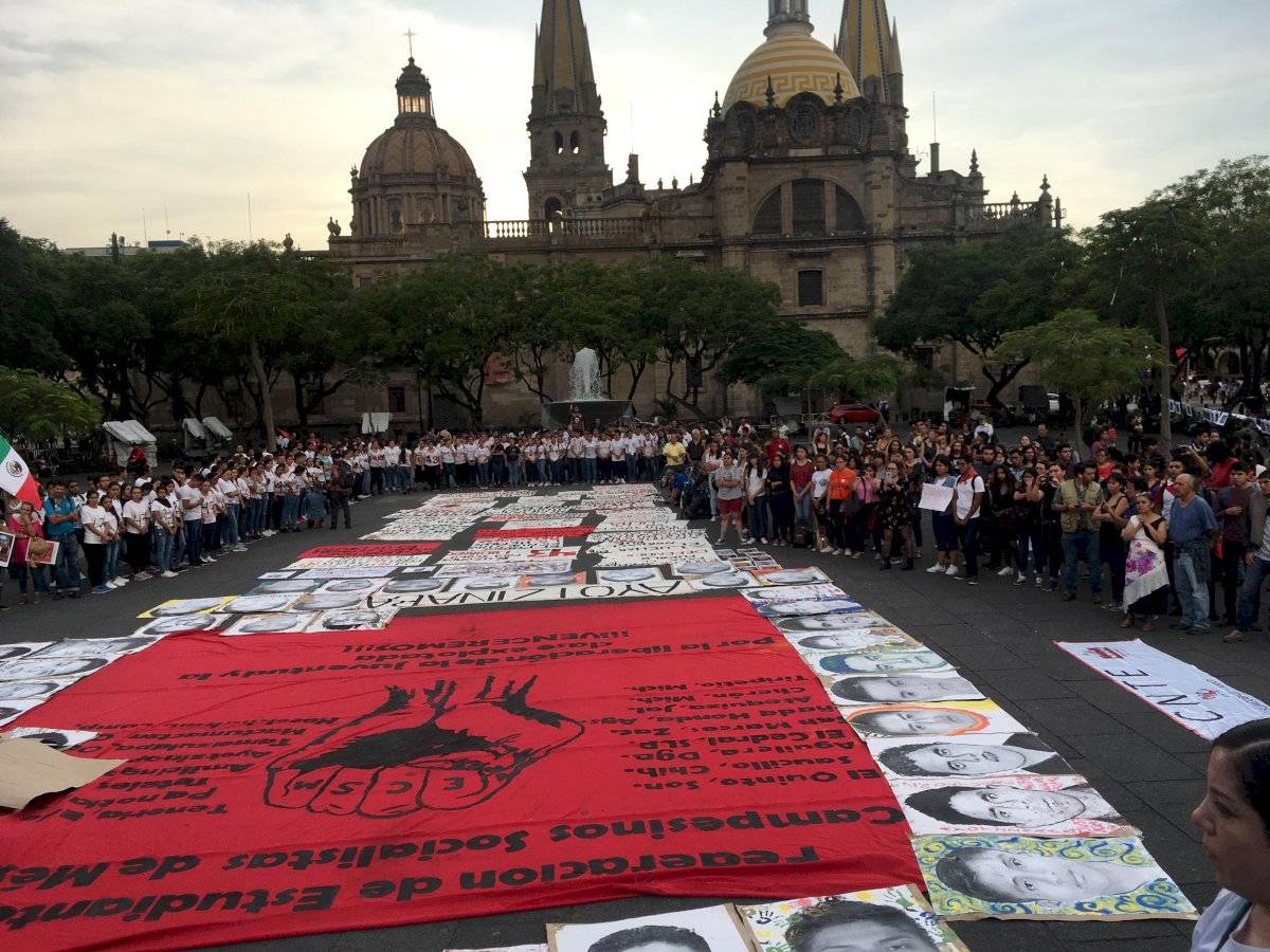 Marchan en Guadalajara en memoria de los estudiantes de Ayotzinapa
