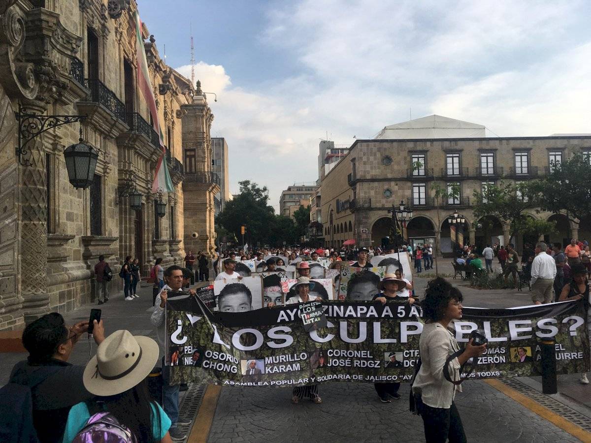 Marchan en Guadalajara en memoria de los estudiantes de Ayotzinapa