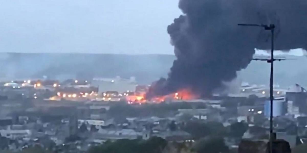Incendio el planta química en Francia pone en peligro al Río Sena