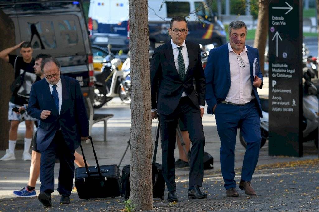 Equipo jurídico del Barcelona al momento de ingresar al tribunal donde no hubo conciliación con Neymar