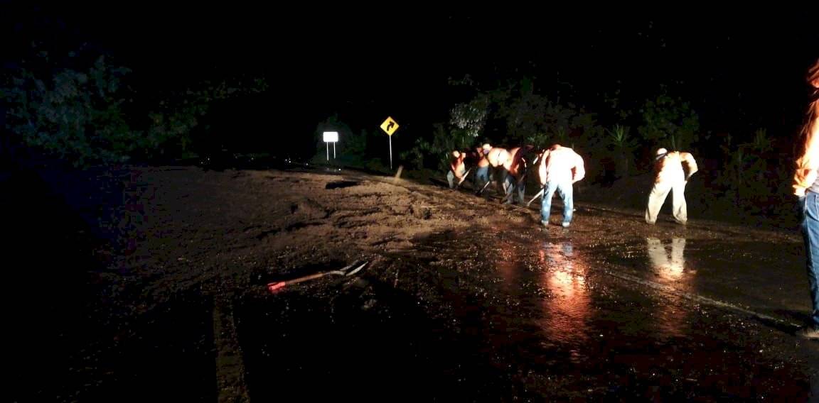 Tránsito lento en la bajada de Las Cañas.