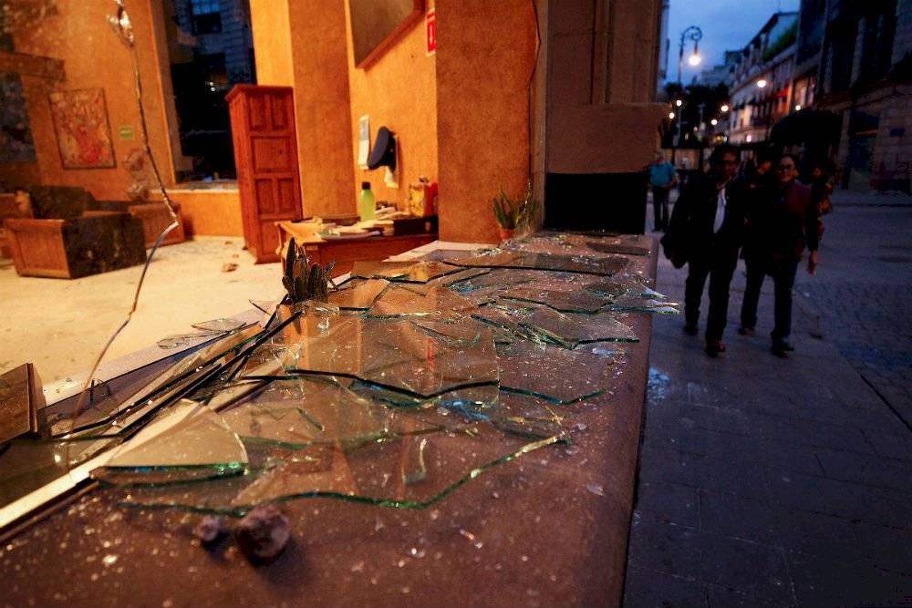 Desmanes de anarquistas en marcha por Ayotzinapa