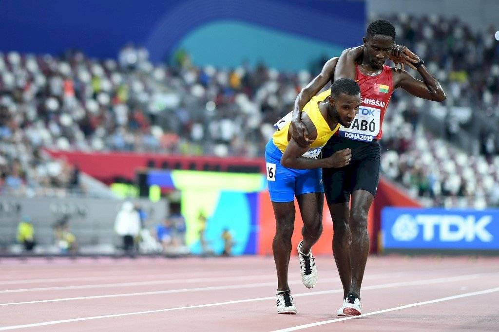 Jonathan Busby estuvo cerca de desvanecerse durante los 5000 metros planos