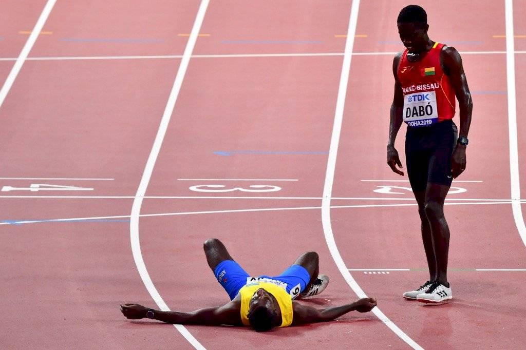 Jonathan Busby estuvo cerca de desvanecerse durante los 5000 metros planos