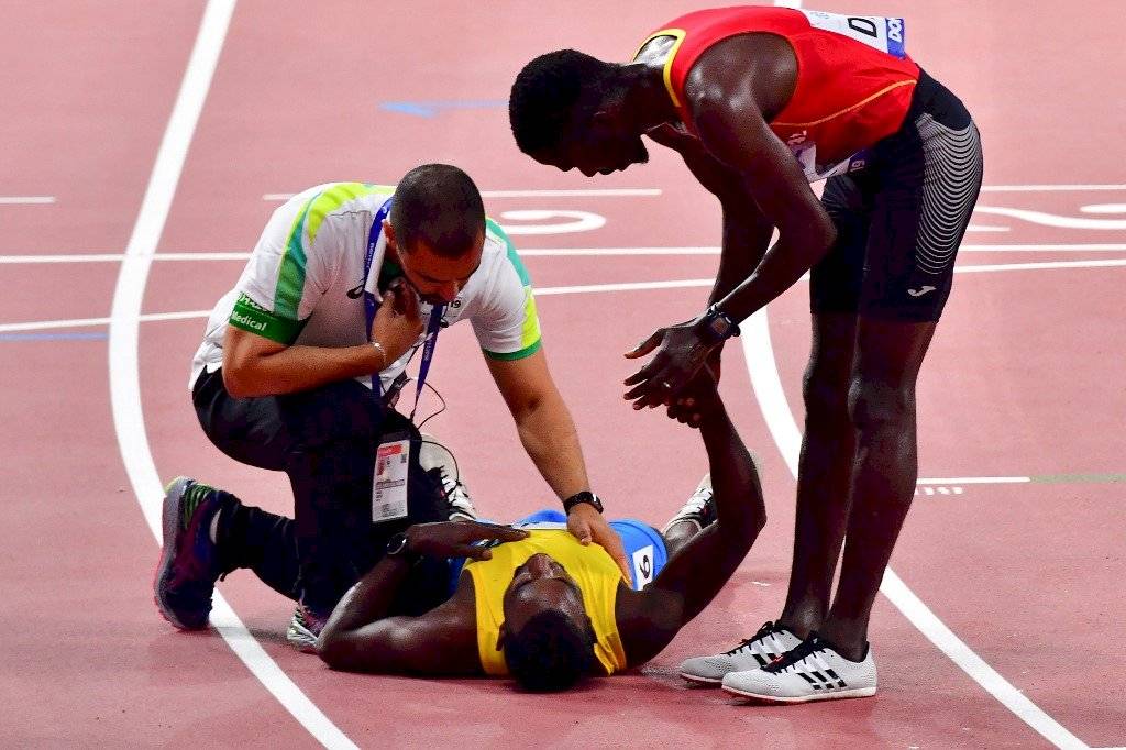 Jonathan Busby estuvo cerca de desvanecerse durante los 5000 metros planos