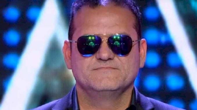 El grosero gesto de participante de