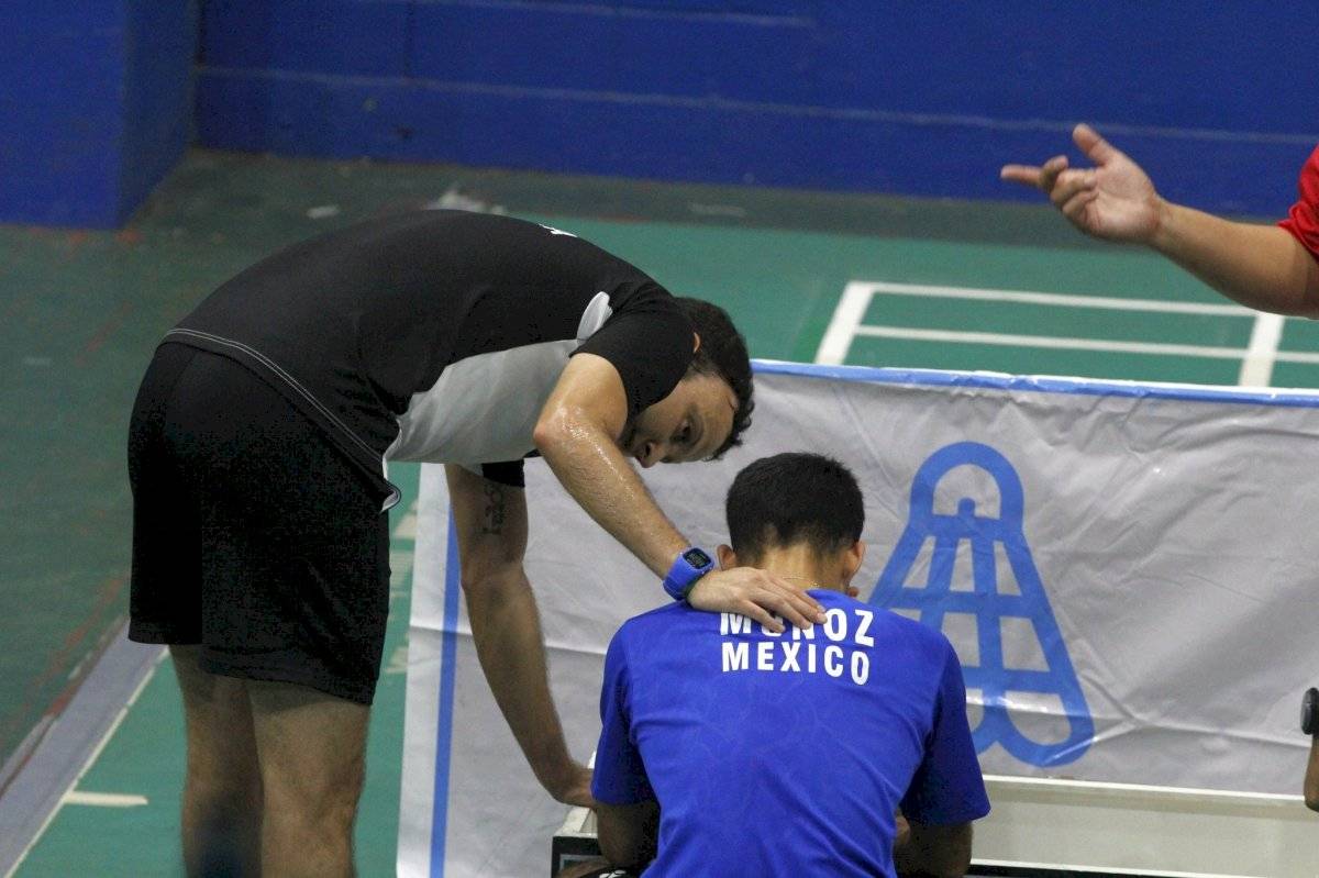 Kevin Cordón consuela a Lino Muñoz