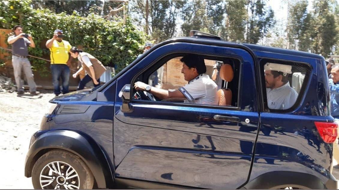 Presidente Evo Morales presenta primer auto eléctrico construido en Bolivia