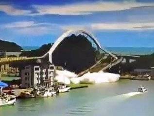 Impactante momento en el que un puente se desploma mientras era transitado