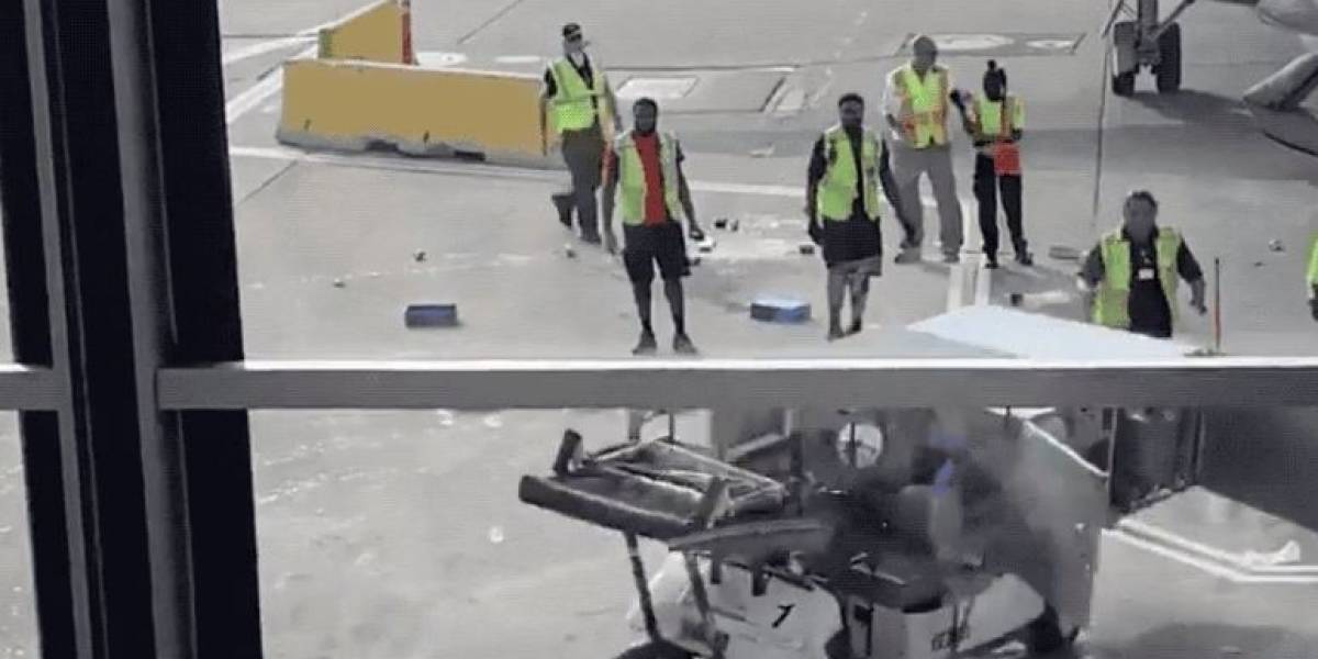 Increíble: un carro de catering se sale de control en una pista de aterrizaje
