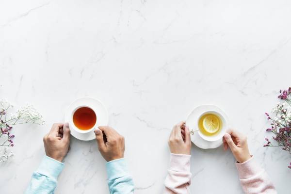 Que beneficios tiene tomar agua tibia con limon y miel