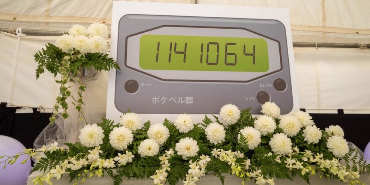 Japón despide al Beeper con un funeral con maids con orejas de gato
